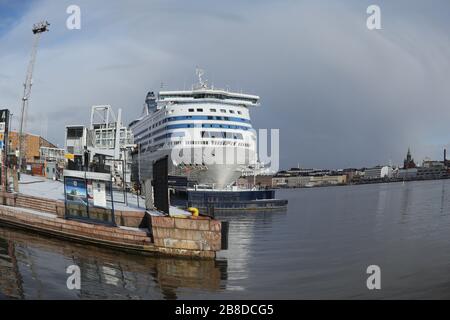 Hafen von Helsinki. Helsinki, Finnland. März 2020. Wegen Coronavirus-Pandemie ist Tallink Silja M/S Silja Serenade nicht in Betrieb. Foto mit Fischaugenobjektiv. Stockfoto