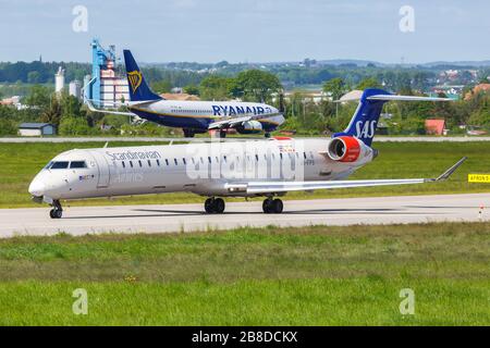 Danziger, Polen - 29. Mai 2019: Flugzeug der SAS Scandinavier Airlines Bombardier CRJ-900 auf dem Danziger Flughafen (GDN) in Polen. Stockfoto