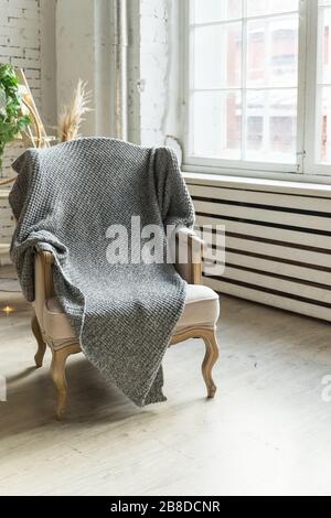 Klassischer Stuhl auf Holzboden mit grauer Decke fast groß Window.Reliable und komfortable room.Country-Stil Stuhl.classic Stuhl im Vintage Stil Stockfoto