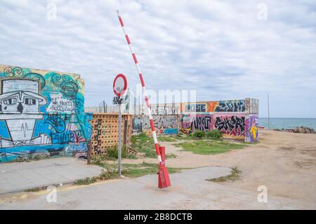 Graffiti an den Wänden einer leeren Straße in Sant Adrià de Besòs in der Nähe von Barcelona Stockfoto