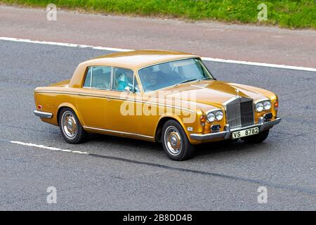 1974 70s Bronze Rolls Royce; UK Fahrzeugverkehr, Straßentransport, klassische britische Fahrzeuge, Limousinen, Fahrzeugfahren, Straßen & Motoren, Fahren in südlicher Richtung auf der Autobahn M61 Stockfoto