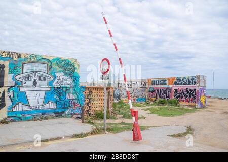 Graffiti an den Wänden einer leeren Straße in Sant Adrià de Besòs in der Nähe von Barcelona Stockfoto