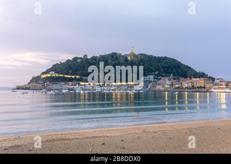 Die Nacht fällt auf den Golf von Biskaya in San Sebastián im Baskenland, Nordspanien Stockfoto