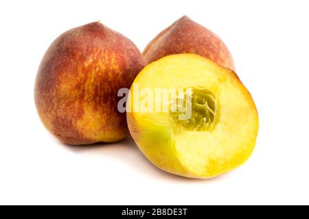 Pfirsich, isoliert auf weißem Hintergrund Stockfoto