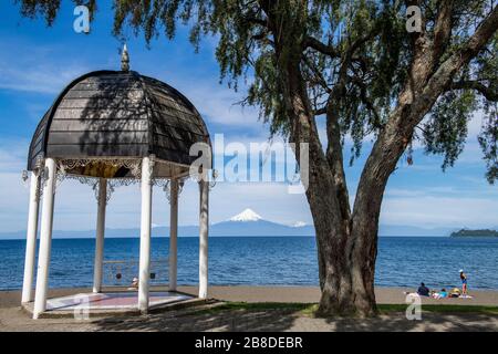 Pavillon an der Strandpromenade am See Llanquihue, hinter dem Vulkan Osorno, Frutillar, Region de los Lagos, Chile Stockfoto