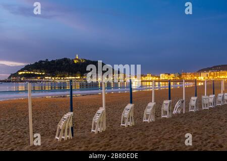 Die Nacht fällt auf den Golf von Biskaya in San Sebastián im Baskenland, Nordspanien Stockfoto