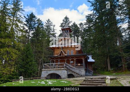 Jaszczurowka Kapelle im Zakopane-Stil, Witkiewicz-Stil, Zakopane, Podhale-Region, Tatra-Gebirge, Kleinpolen, Polen Stockfoto