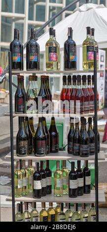 KIEW, UKRAINE - 19. MAI 2018: Verschiedener italienischer Weinstand beim Food and Wine Festival im nationalen Expocenter, einer ständigen Mehrzweckausstellung Stockfoto