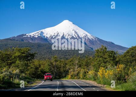 Auto auf der Straße zum Vulkan Osorno, Vicente Perez Rosales Nationalpark, Region de los Lagos, Chile Stockfoto