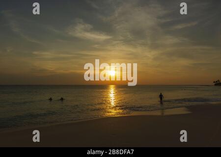 Fantastischer Sonnenuntergang am Eagle Beach auf der Insel Aruba. Karibik. Unvergessliche Aussicht. Schöne Naturlandschaft. Stockfoto