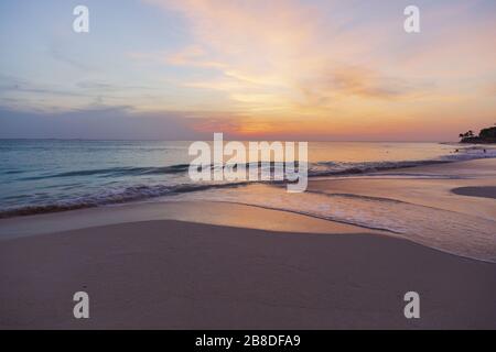 Fantastischer Sonnenuntergang am Eagle Beach auf der Insel Aruba. Karibik. Unvergessliche Aussicht. Schöne Naturlandschaft. Stockfoto