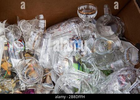 Berlin, Deutschland - 7. Juli 2019: Glaswaren in einer Schachtel am Fleamarket am Mauerpark Stockfoto