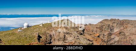 Blick nordwärts über das Observatorium Roque de los Muchachos auf einer Höhe von knapp 2.400 Metern im Norden von La Palma, Kanarische Inseln, Spanien Stockfoto