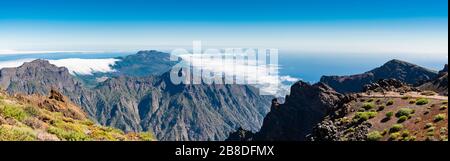 Blick nach Süden entlang Cumbre Nueva Bergrücken, La Palma, Kanarische Inseln, in Richtung Cumbre Vieja, von Roque de los Muchachos auf fast 2,400 Meter Stockfoto