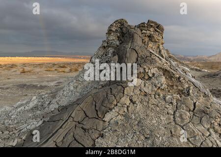 Schlammvulkane von Gobustan, Aserbaidschan, Schlammberg vor dem Hintergrund eines stürmischen Himmels. Stockfoto