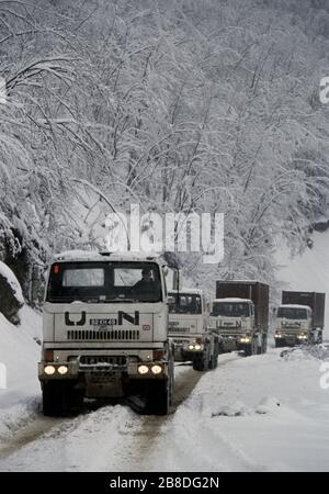 21. Januar 1994 während des Krieges in Zentralbosnien: Ein Konvoi von Lastkraftwagen der British Army fährt durch starken Schnee nach Norden, entlang der Route Diamond, nördlich von Gornji Vakuf. Stockfoto