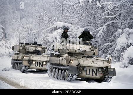 21. Januar 1994 während des Krieges in Zentralbosnien: Nördlich von Gornji Vakuf, britische Armee-Scimitare der Coldstream Guards im Konvoi-Einsatz, halten Station auf der Route Diamond. Stockfoto