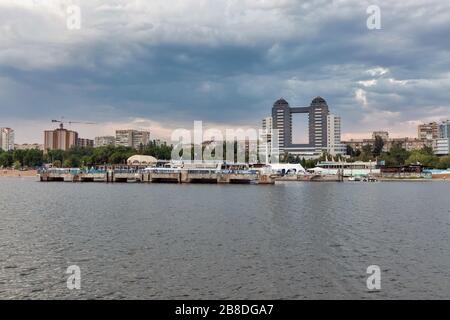 SAPORISCHSCHJA, UKRAINE - 28. JUNI 2018: Stadtbild und Dnjepser Fluss bei Sonnenuntergang. Es ist eine Stadt im Südosten der Ukraine, die am Ufer des Dniepe liegt Stockfoto