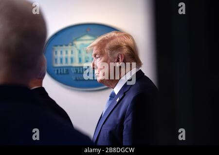 Washington, Vereinigte Staaten Von Amerika. März 2020. Präsident der Vereinigten Staaten Donald J. Trump hört auf der Pressekonferenz zur Coronavirus Krise im Brady Press Briefing Room des Weißen Hauses in Washington, DC am Samstag, 21. März 2020.Credit: Stefani Reynolds/Pool über CNP Usage Worldwide Credit: Dpa/Alamy Live News Stockfoto