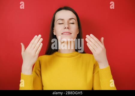 Entspannte junge weibliche Modell genießen guten Geruch oder angenehmen Duft, ruhige achtsame Frau unter tiefen Atem fühlen Sie sich nicht stressfrei Einatmen frische Luft Stockfoto