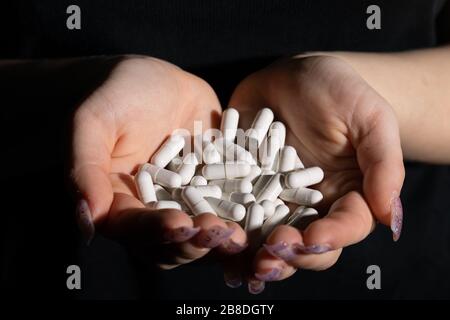 Moderne Tablette für Schmerzen und Infektionskrankheiten, die von einem Lehrling aus der Medizin entwickelt wurde. Stockfoto