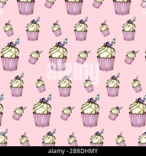 Nahtloses Muster aus bunten Cupcakes mit Sahne und Beeren. Aquarellzeichnung auf pinkfarbenem Hintergrund Stockfoto