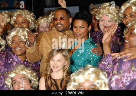 Martin Lawrence, Nia Long und Chloe Moretz mit The Big Mommas bei der Weltpremiere von "Big Momma's House 2" im Mann Grauman's Chinese Theatre in Hollywood, CA. Die Veranstaltung fand am Mittwoch, den 25. Januar 2006, statt. Foto von: SBM / PictureLux - Aktenzeichen # 33984-10351SBMPLX Stockfoto