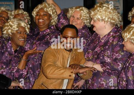 Martin Lawrence mit The Big Mommas bei der Weltpremiere von "Big Momma's House 2" im Mann Grauman's Chinese Theatre in Hollywood, CA. Die Veranstaltung fand am Mittwoch, den 25. Januar 2006, statt. Foto von: SBM / PictureLux - Aktenzeichen # 33984-10349SBMPLX Stockfoto