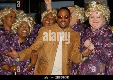 Martin Lawrence mit The Big Mommas bei der Weltpremiere von "Big Momma's House 2" im Mann Grauman's Chinese Theatre in Hollywood, CA. Die Veranstaltung fand am Mittwoch, den 25. Januar 2006, statt. Foto von: SBM / PictureLux - Aktenzeichen # 33984-10348SBMPLX Stockfoto