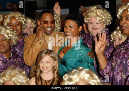 Martin Lawrence, Nia Long und Chloe Moretz mit The Big Mommas bei der Weltpremiere von "Big Momma's House 2" im Mann Grauman's Chinese Theatre in Hollywood, CA. Die Veranstaltung fand am Mittwoch, den 25. Januar 2006, statt. Foto von: SBM / PictureLux - Aktenzeichen # 33984-10353SBMPLX Stockfoto