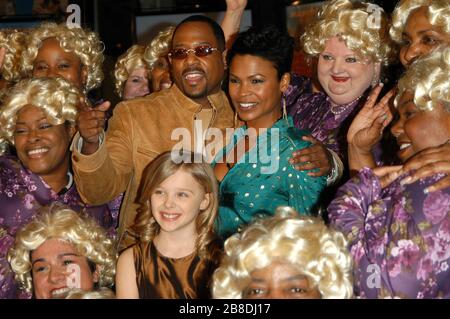 Martin Lawrence, Nia Long und Chloe Moretz mit The Big Mommas bei der Weltpremiere von "Big Momma's House 2" im Mann Grauman's Chinese Theatre in Hollywood, CA. Die Veranstaltung fand am Mittwoch, den 25. Januar 2006, statt. Foto von: SBM / PictureLux - Aktenzeichen # 33984-10352SBMPLX Stockfoto