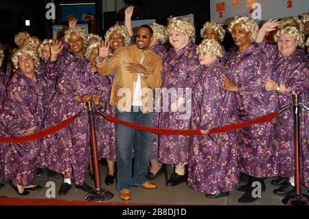 Martin Lawrence mit The Big Mommas bei der Weltpremiere von "Big Momma's House 2" im Mann Grauman's Chinese Theatre in Hollywood, CA. Die Veranstaltung fand am Mittwoch, den 25. Januar 2006, statt. Foto von: SBM / PictureLux - Aktenzeichen # 33984-10350SBMPLX Stockfoto