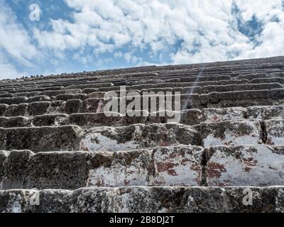 Nahaufnahme der Stufen, die zum Gipfel von Teotihuacan, der Pyramide der Sonne, führen Stockfoto