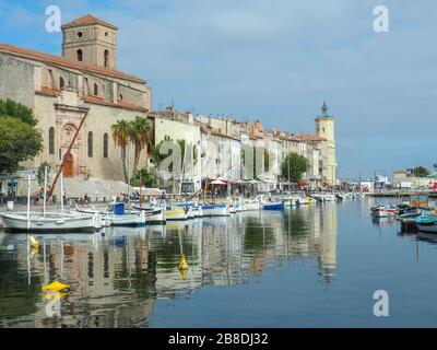 Vieux Port aka alten Hafen in einer mediterranen Stadt La Ciotat in Südfrankreich mit vielen angedockten kleinen Booten und der Hauptkirche der Stadt Stockfoto