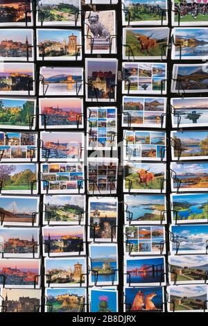 Postkarten auf einem Stand vor einem Touristenladen auf der Royal Mile Edinburgh. Stockfoto