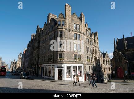 Ein Blick vom Gipfel der Royal Mile, der zum UNESCO-Weltkulturerbe gehört. Stockfoto