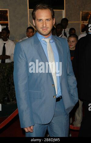 Josh Lucas bei der Weltpremiere der "Glory Road" im Pantages Theatre in Hollywood, Kalifornien. Die Veranstaltung fand am Donnerstag, den 5. Januar 2006 statt. Foto von: SBM / PictureLux - Aktenzeichen # 33984-10394SBMPLX Stockfoto