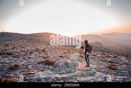 Mann, der auf dem Gipfel des Berges wandern kann. Stockfoto