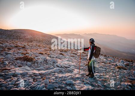 Mann, der auf dem Gipfel des Berges wandern kann. Stockfoto