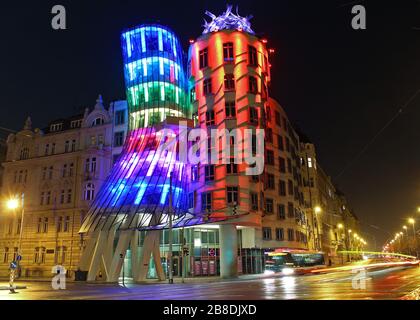 PRAG, TSCHECHISCHE REPUBLIK, APRIL 2017 – das Rainbow Dancing House in Prag Stockfoto