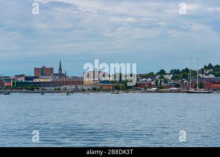 Portland, Maine 11. August 2018: Fantastischer Blick auf die Innenstadt von Portland Maine von der Fähre aus, während Sie von Portland, Maine USA, abfahren Stockfoto