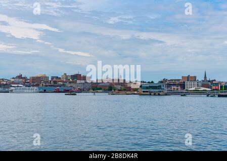 Portland, Maine 11. August 2018: Fantastischer Blick auf die Innenstadt von Portland Maine von der Fähre aus, während Sie von Portland, Maine USA, abfahren Stockfoto