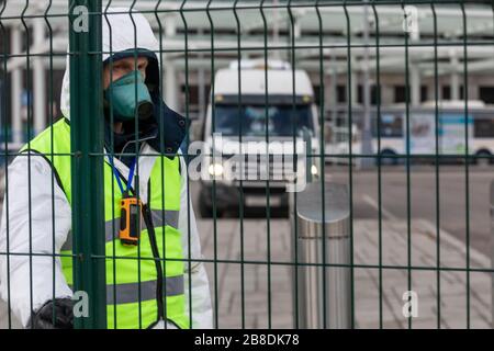 Moskau, Russland. Am 21. März 2020 kontrolliert ein Beamter der Verkehrskontrollbehörde den Bus bei einem Ausbruch des COVID-19-Coronavirus im Nordbusbahnhof in der Moskauer Stadt, Russland Stockfoto