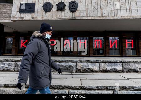 Moskau, Russland. März 2020 das Wort "Quarantäne" auf den Plakaten des Moskauer Gorky-Kunsttheaters im Zentrum Moskaus. Die Moskauer Theater schlossen nach dem Dekret des Moskauer Bürgermeisters Sergei Sobyanin, das Massenveranstaltungen in Gebäuden mit mehr als 50 Teilnehmern bis zum 10. April 2020 Verbot Stockfoto