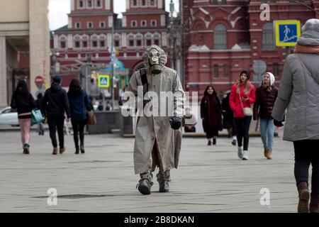 Moskau, Russland. Am 21. März 2020 LÄUFT EIN Mann in einem Chemieschutzanzug während der COVID-19-Epidemie des Coronavirus auf der Straße Tverskaya im Zentrum Moskaus. Russland bestätigte am Samstag 53 neue Coronavirus-Infektionen, was die offizielle Zahl der Fälle des Landes auf 306 anbrachte Stockfoto