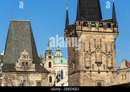 Kleiner Stadtbrücken-Turm an der Karlsbrücke in Prag, Tschechien, sonniger Tag Stockfoto