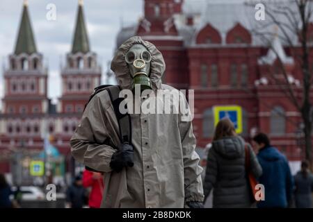 Moskau, Russland. Am 21. März 2020 LÄUFT EIN Mann in einem Chemieschutzanzug während der COVID-19-Epidemie des Coronavirus auf der Straße Tverskaya im Zentrum Moskaus. Russland bestätigte am Samstag 53 neue Coronavirus-Infektionen, was die offizielle Zahl der Fälle des Landes auf 306 anbrachte Stockfoto