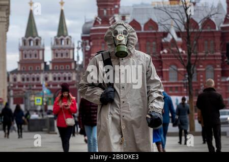 Moskau, Russland. Am 21. März 2020 LÄUFT EIN Mann in einem Chemieschutzanzug während der COVID-19-Epidemie des Coronavirus auf der Straße Tverskaya im Zentrum Moskaus. Russland bestätigte am Samstag 53 neue Coronavirus-Infektionen, was die offizielle Zahl der Fälle des Landes auf 306 anbrachte Stockfoto