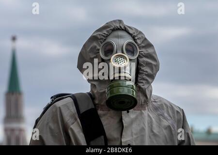 Moskau, Russland. Am 21. März 2020 LÄUFT EIN Mann in einem Chemieschutzanzug während der COVID-19-Epidemie des Coronavirus auf der Straße Tverskaya im Zentrum Moskaus. Russland bestätigte am Samstag 53 neue Coronavirus-Infektionen, was die offizielle Zahl der Fälle des Landes auf 306 anbrachte Stockfoto