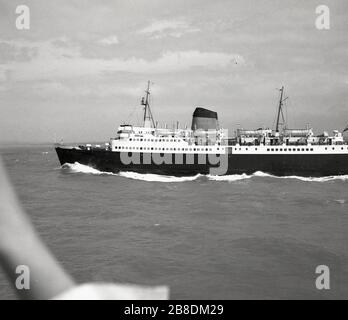 1964, historische, eintrichterige Dampfturbine, SS Maid of Kent, ein britischer Eisenbahnwagenteilnehmer oder eine Fähre auf See, in der Nähe der Bretagne, Frankreich. Britische Eisenbahnen betrieben eine Reihe von Schiffen aus ihrer Entstehung im Jahr 1940 und die "Maid of Kent" wurde 1959 von William Denny & Bros. Fertiggestellt, die die Cross-Channel-Strecke bediente, bis 198 konnte sie bis zu 1.000 Passagiere und 190 Autos befördern. Stockfoto